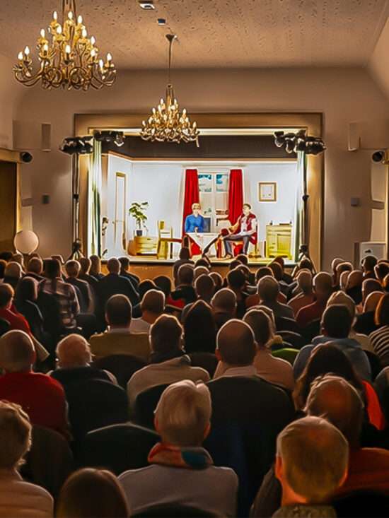 Blick in den vollbesetzten Festsaal des Hotels Huntepadd während einer Theateraufführung der Speelkoppel Dötlingen.