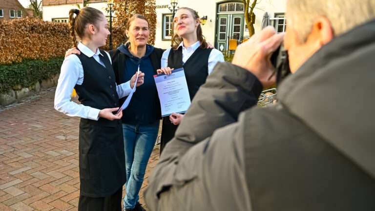 Blick hinter die Kulissen: Auszubildende des Hotel Huntepadd mit ihrer Ausbilderin beim Dehoga-Wettbewerb 2026.