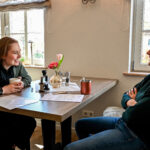 Louise Kelle im Gespräch mit Katja Radvan bei der Vertragsunterzeichnung im Hotel am Huntepadd