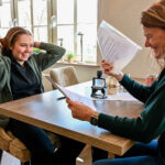 Louise Kelle und Katja Radvan lachen bei der Unterzeichnung des Ausbildungsvertrags im Huntepadd