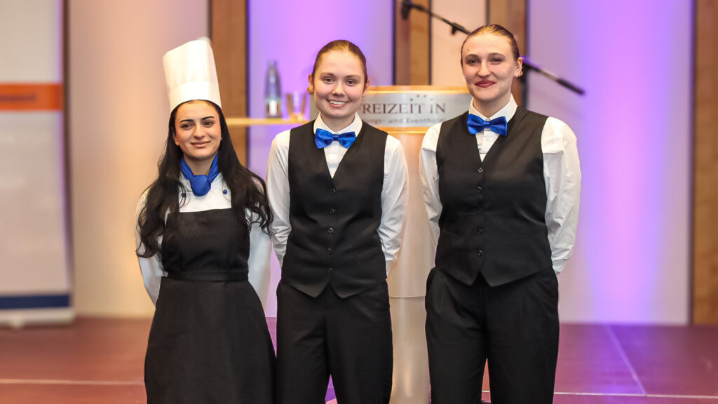 Teilnehmerinnen des Hotel Huntepadd beim Dehoga-Wettbewerb 2026 auf der Bühne.