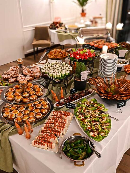 Mediterranes Tapas-Buffet mit spanischen Spezialitäten, Antipasti, Pimientos de Padrón und herzhaften Fingerfood-Kreationen im Hotel & Restaurant am Huntepadd in Dötlingen