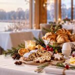Festlich gedeckter Frühstückstisch mit Croissants, Christstollen, Räucherlachs und Kaffee vor winterlicher Landschaft und Adventskerzen.